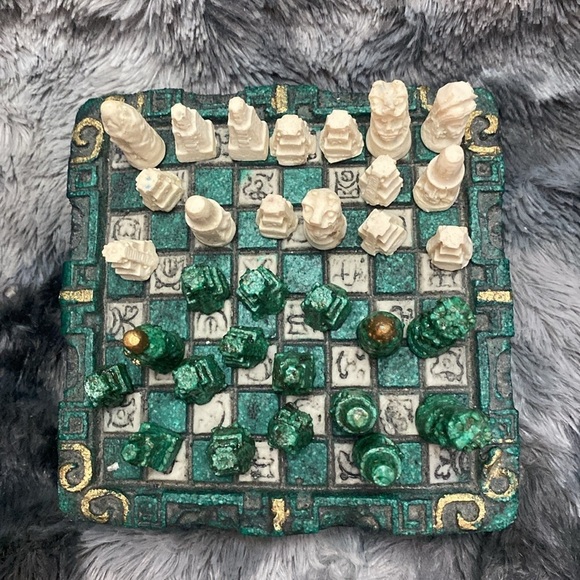 Vintage Mayan Aztec Chess Set Complete Green & White 8x8
inches - Picture 3 of 16